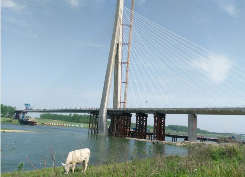 國內(nèi)***大跨度獨塔斜拉鐵路橋今天合龍1