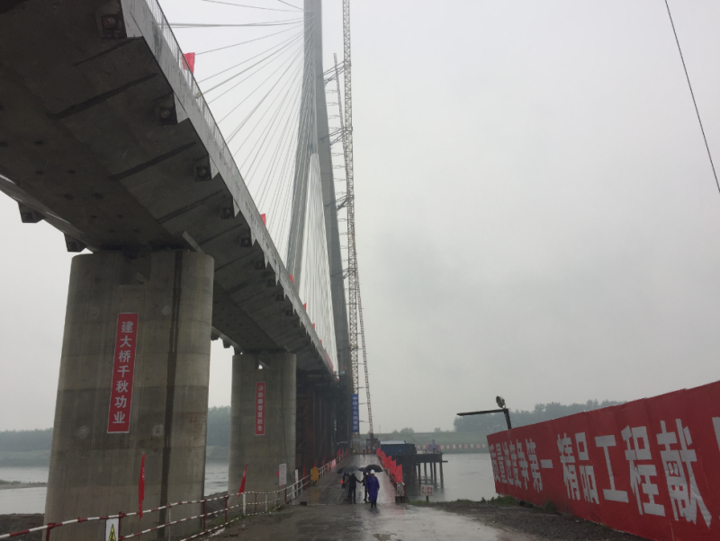 國內(nèi)***大跨度獨塔斜拉鐵路橋今天合龍4